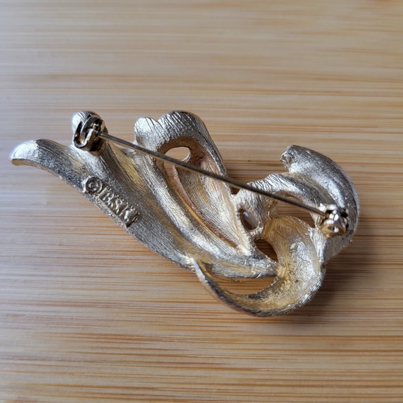 Vintage BSK Brushed Gold Tone Brooch With Faux Pearl Signed 2" - Picture 2 of 3